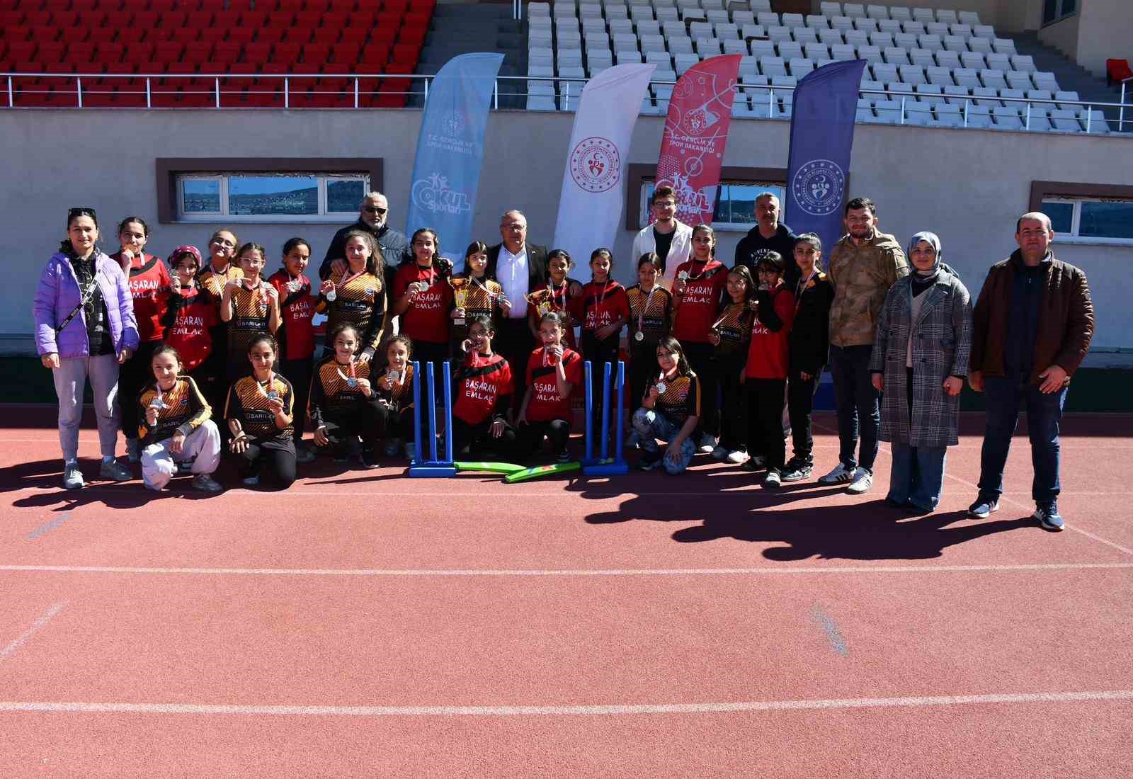 K&uuml;&ccedil;&uuml;k Kızlar Kriket M&uuml;sabakaları sona erdi
