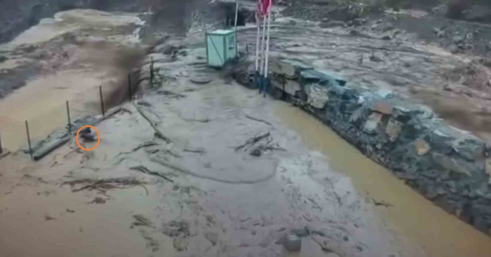 G&uuml;venlik g&ouml;revlisi son anda ka&ccedil;tı, k&ouml;pek sel sularıyla m&uuml;cadele etti
