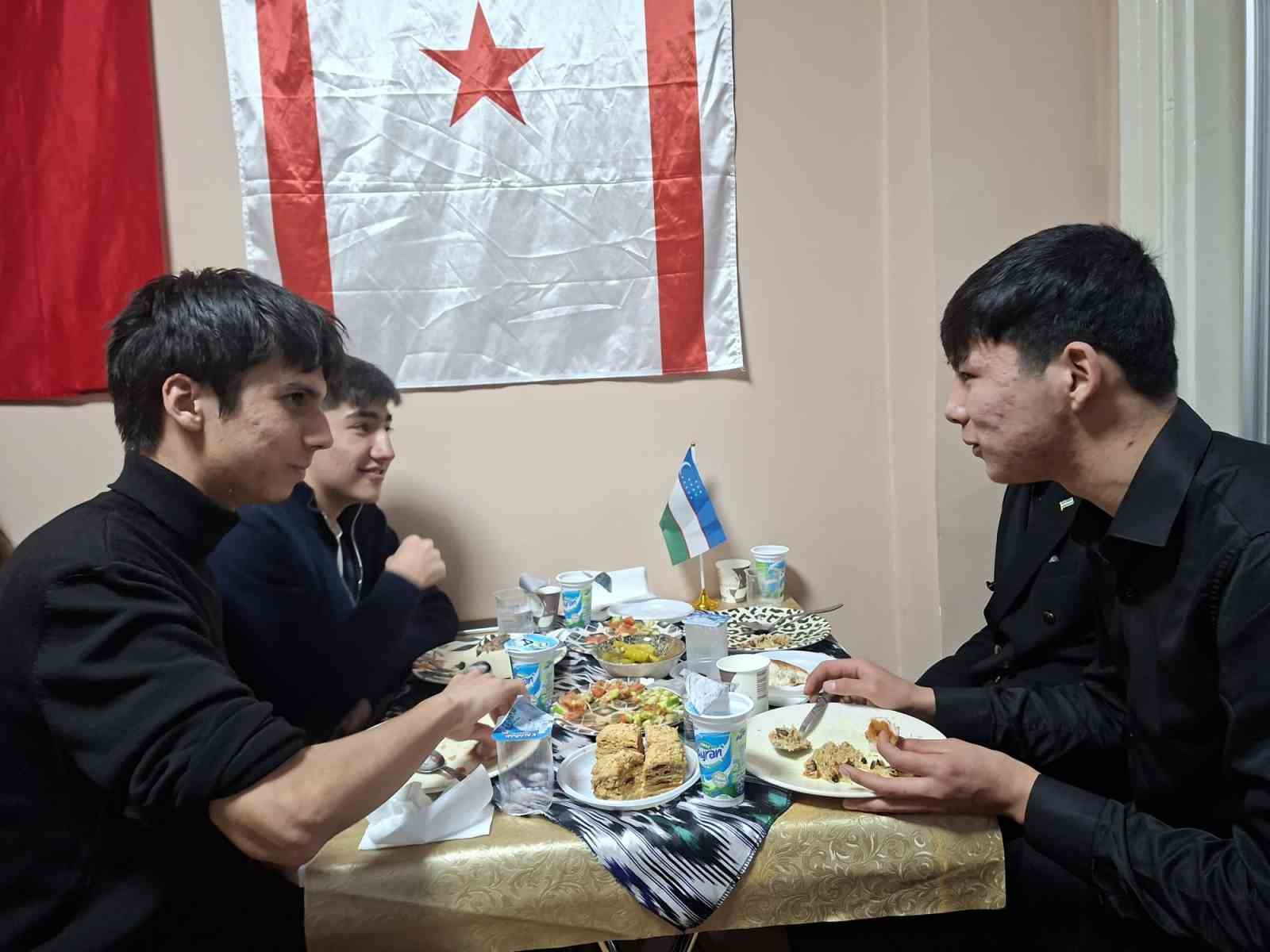 Eskişehir&rsquo;deki &uuml;niversitelerde okuyan &Ouml;zbekistanlı &ouml;ğrenciler iftar programında buluştu
