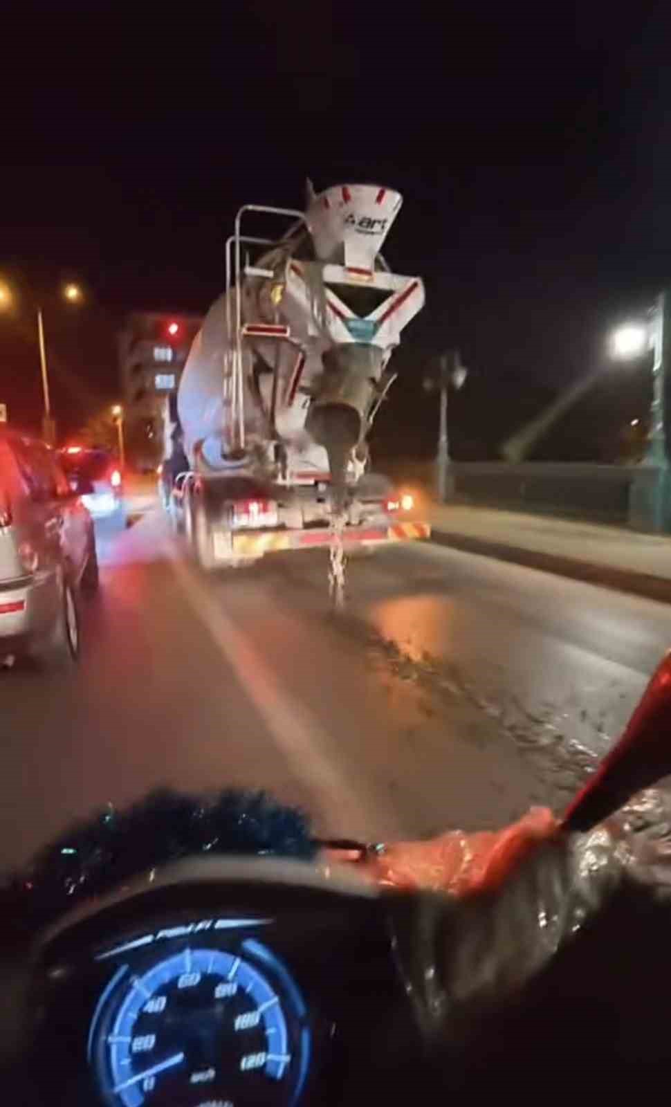 Yola beton d&ouml;kerek seyreden mikser kameraya yansıdı
