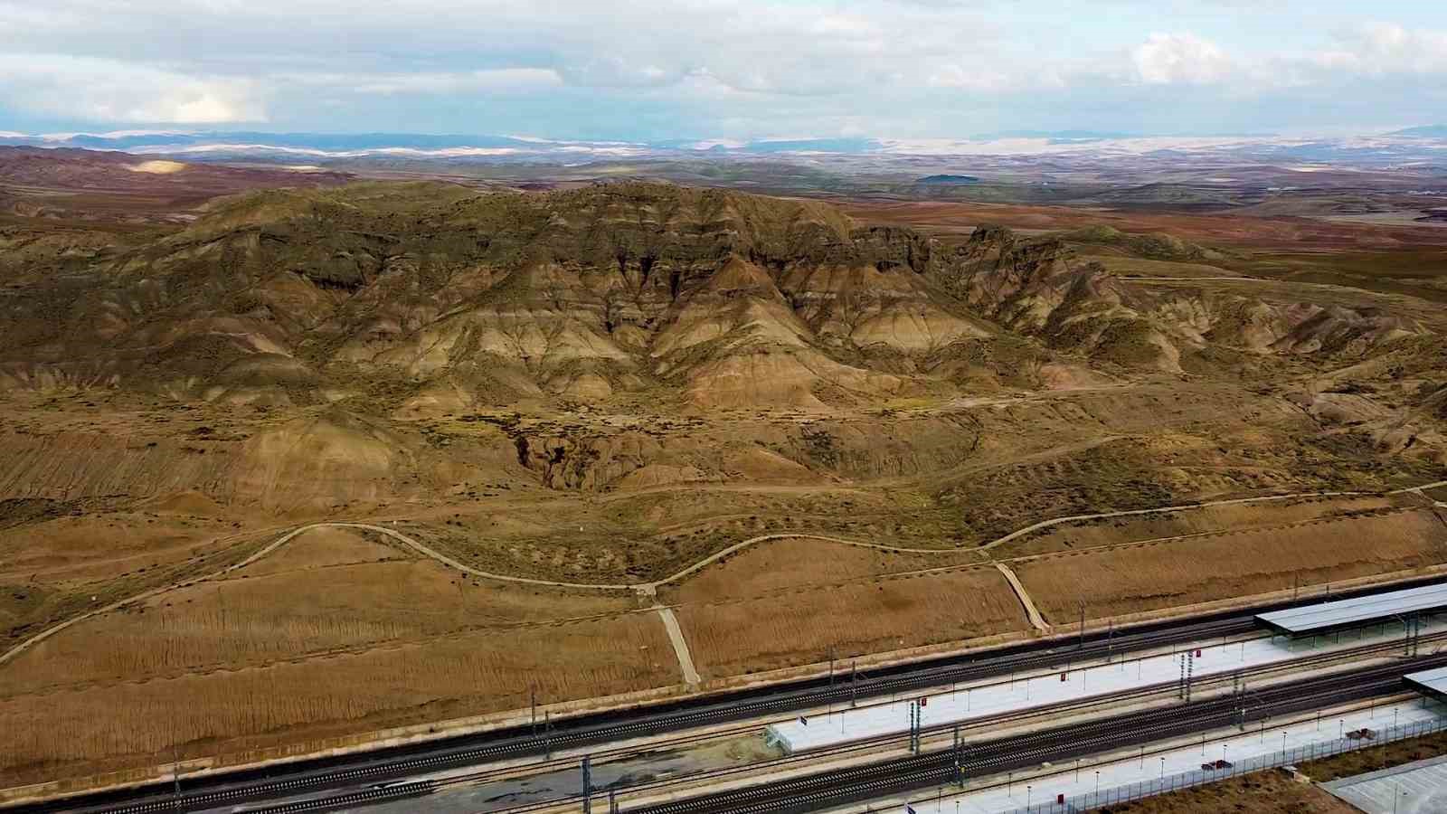 Yozgat&rsquo;ta yağmur, kar ve r&uuml;zgarın şekillendirdiği tepe dron kamerasıyla g&ouml;r&uuml;nt&uuml;lendi
