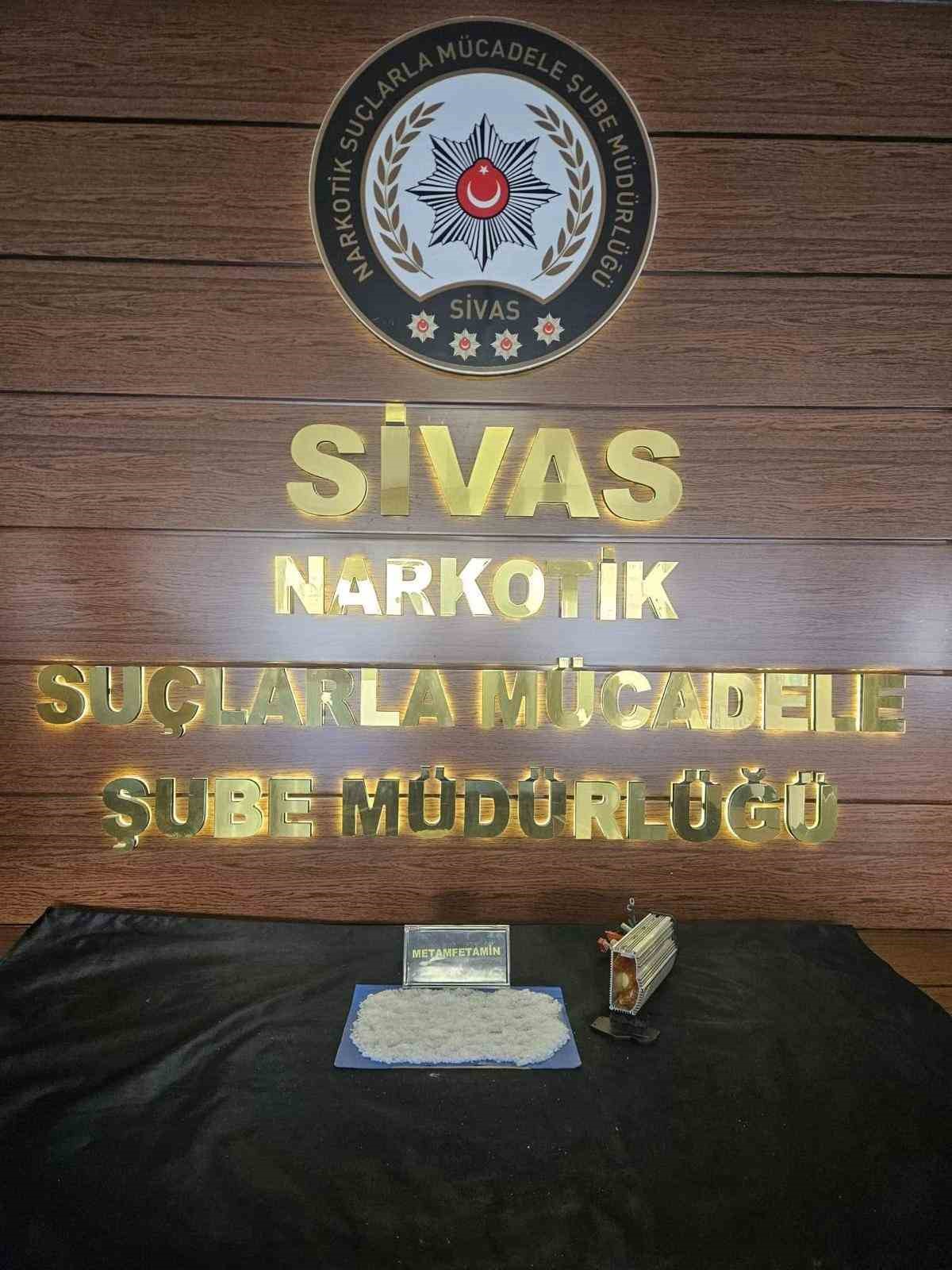 Sivas&rsquo;ta narkotik operasyonu: 3 kişi tutuklandı
