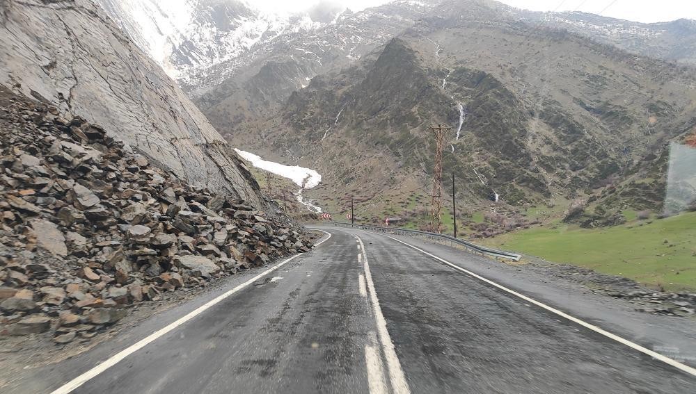 Şırnak-Beyt&uuml;şşebap yolundaki heyelan nedeniyle trafik akışı durdu
