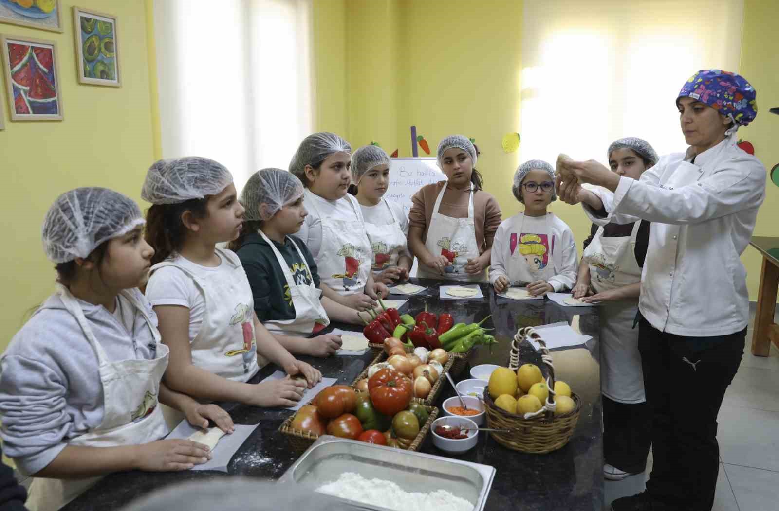 Mutfak At&ouml;lyesi &ccedil;ocuklara yeni beceriler kazandırıyor
