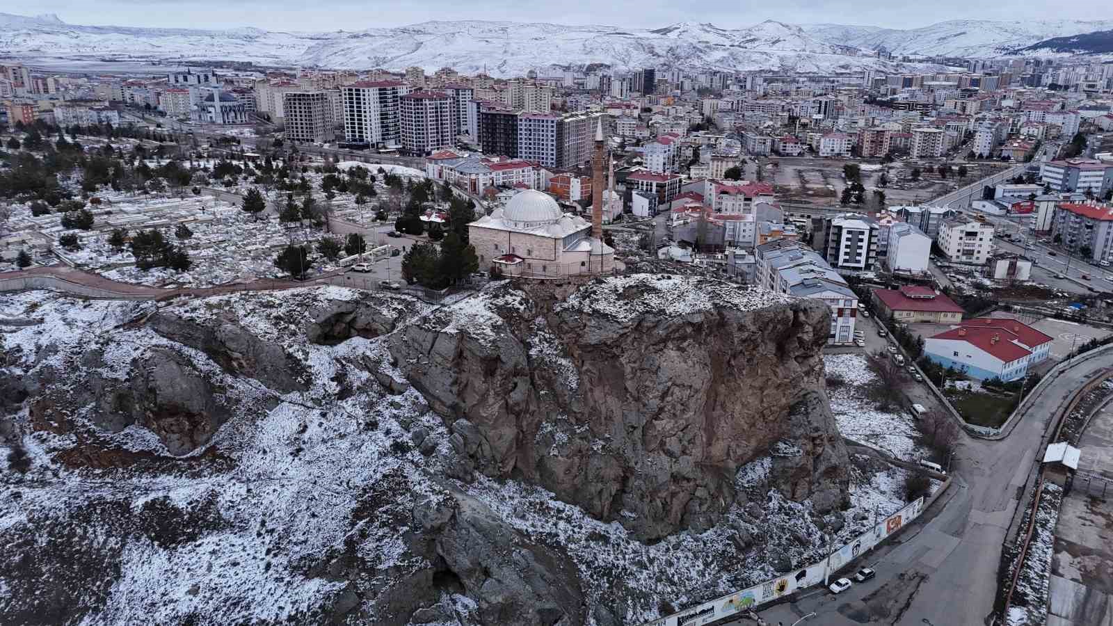Savaşta şehit d&uuml;şt&uuml;, naaşı r&uuml;ya &uuml;zerine u&ccedil;urumun kenarına taşındı
