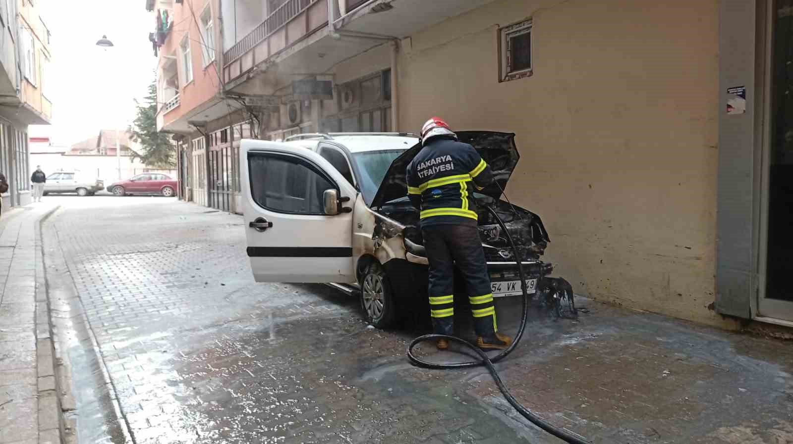 Park halindeki otomobilde çıkan yangın söndürüldü