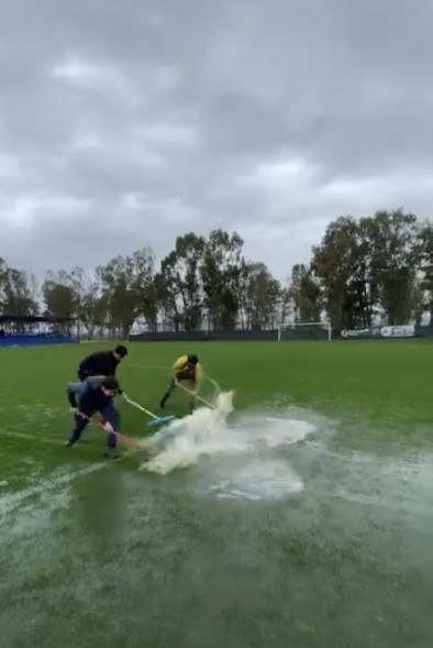Yoğun yağış nedeniyle oluşan su birikintilerini taraftar ve görevliler temizledi