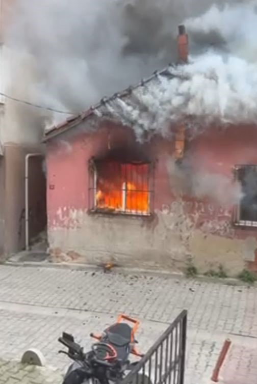 Kağıthane’de gecekondu alevlere teslim oldu: 1 ölü