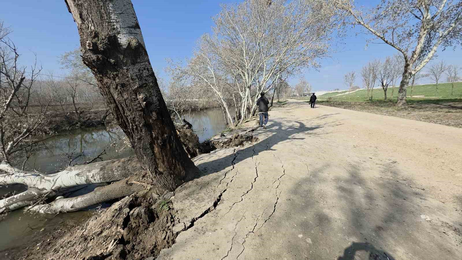 Tunca Nehri kıyısında toprak kayması: 9 yıl sonra gelen taşkınlar zemini etkiledi