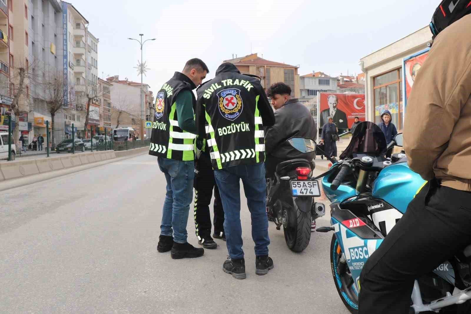 Bozüyük’te sivil trafik ekipleri göreve başladı