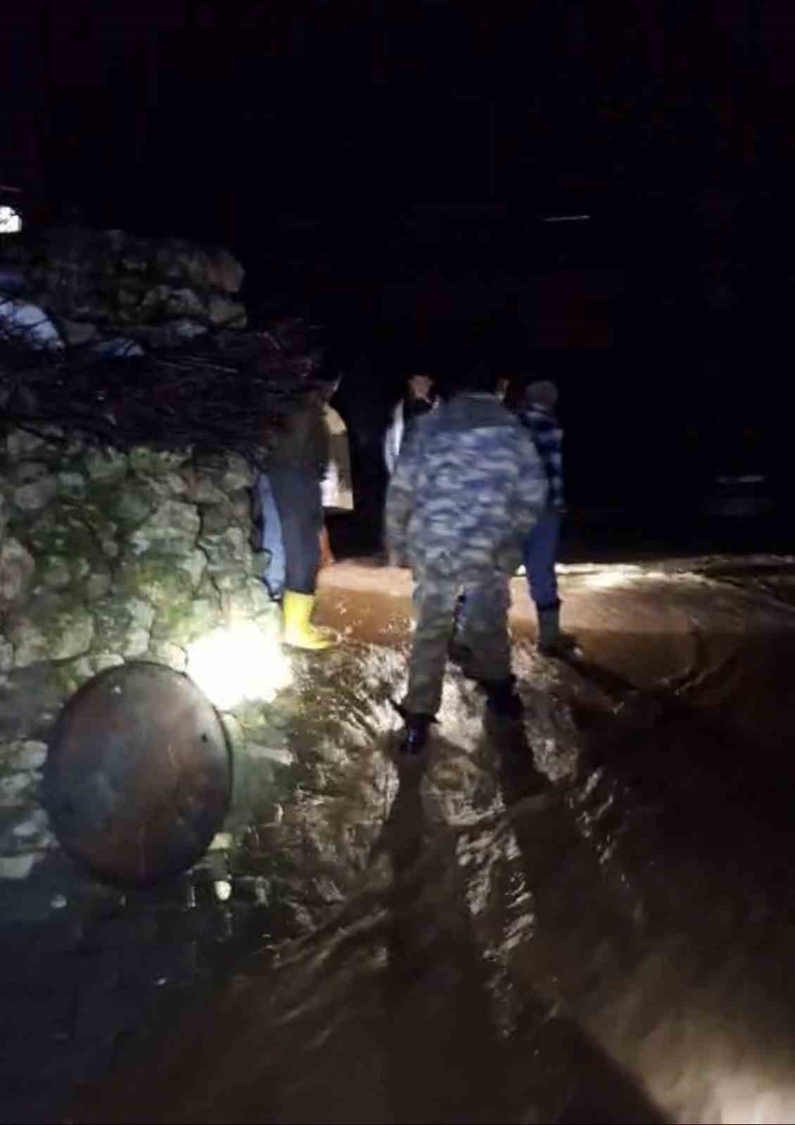 Mardin’de yoğun yağış sonrası köyü su bastı, muhtar ve vatandaşlar müdahale etti