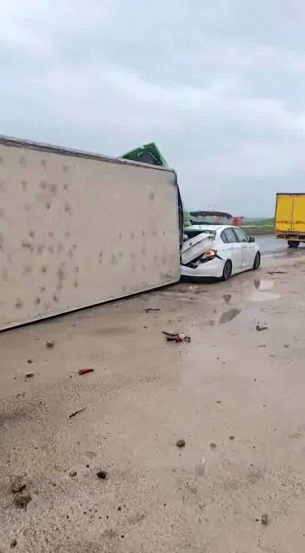 Diyarbakır&rsquo;da tır otomobili bi&ccedil;ti: 2 yaralı
