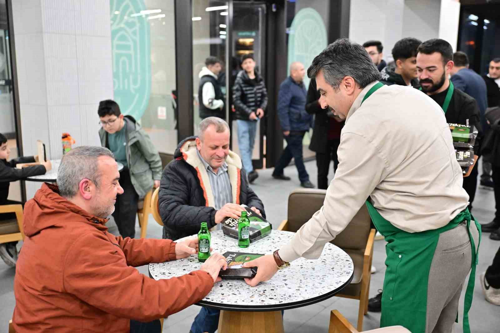 Başkan Yılmaz &ouml;nce pişirdi sonra ikram etti
