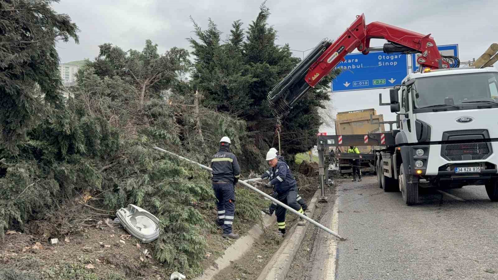 Hafriyat kamyonu ref&uuml;je daldı, s&uuml;r&uuml;c&uuml; yaralandı

