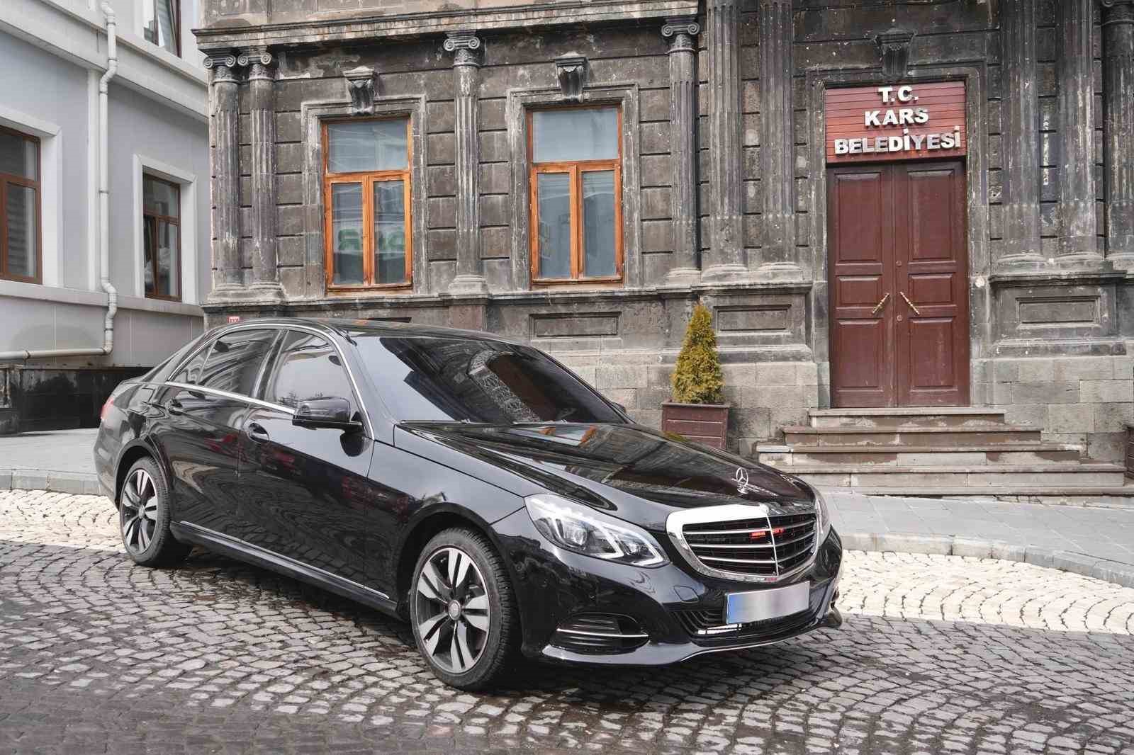 Kars Belediyesine Azerbaycan&rsquo;dan anlamlı destek: Makam aracı hediye edildi
