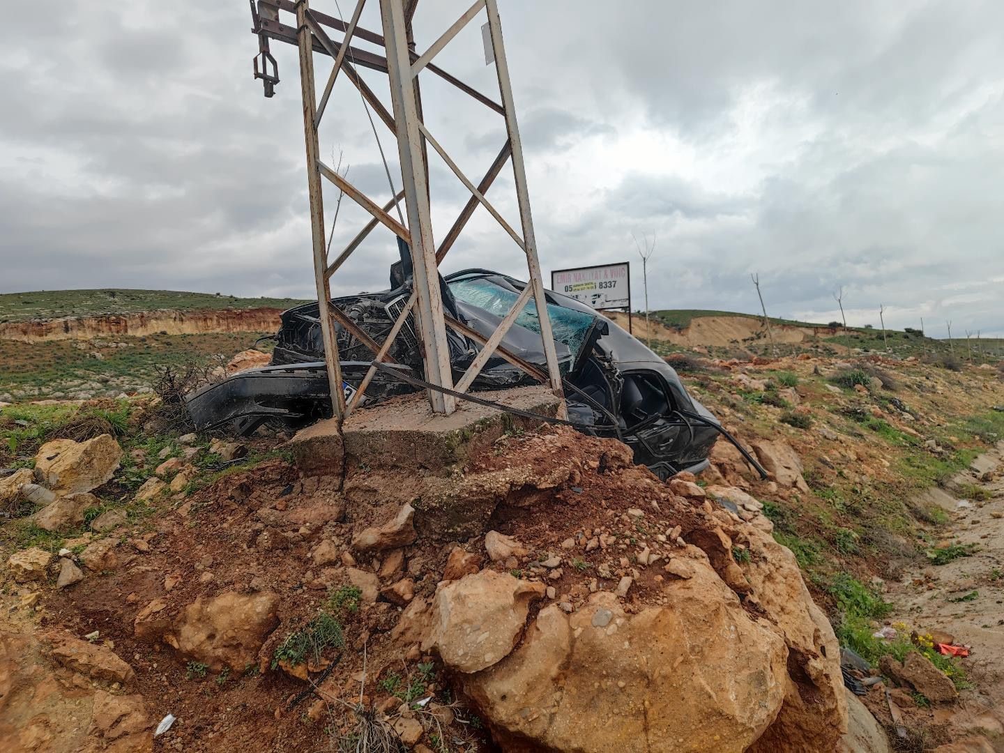 Aydınlatma direğine &ccedil;arpan otomobilin s&uuml;r&uuml;c&uuml;s&uuml; &ouml;ld&uuml;
