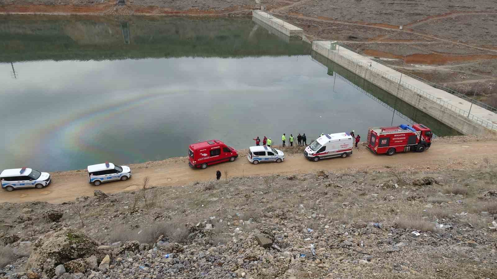 Malatya’da kontrolden çıkan araç gölete düştü