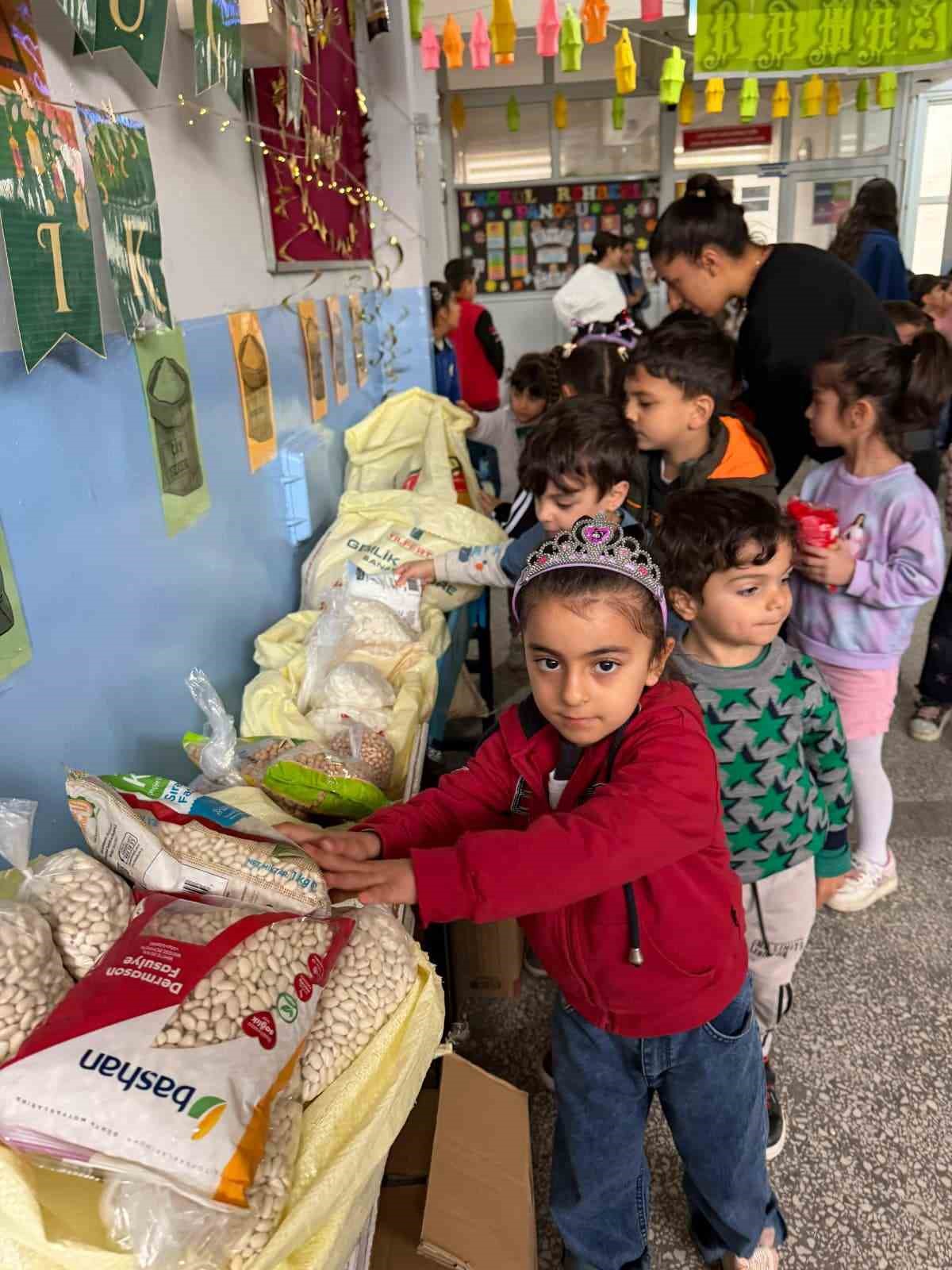 Diyarbakır&rsquo;da minik &ouml;ğrencilerden "Bir Avu&ccedil; İyilik" Projesi
