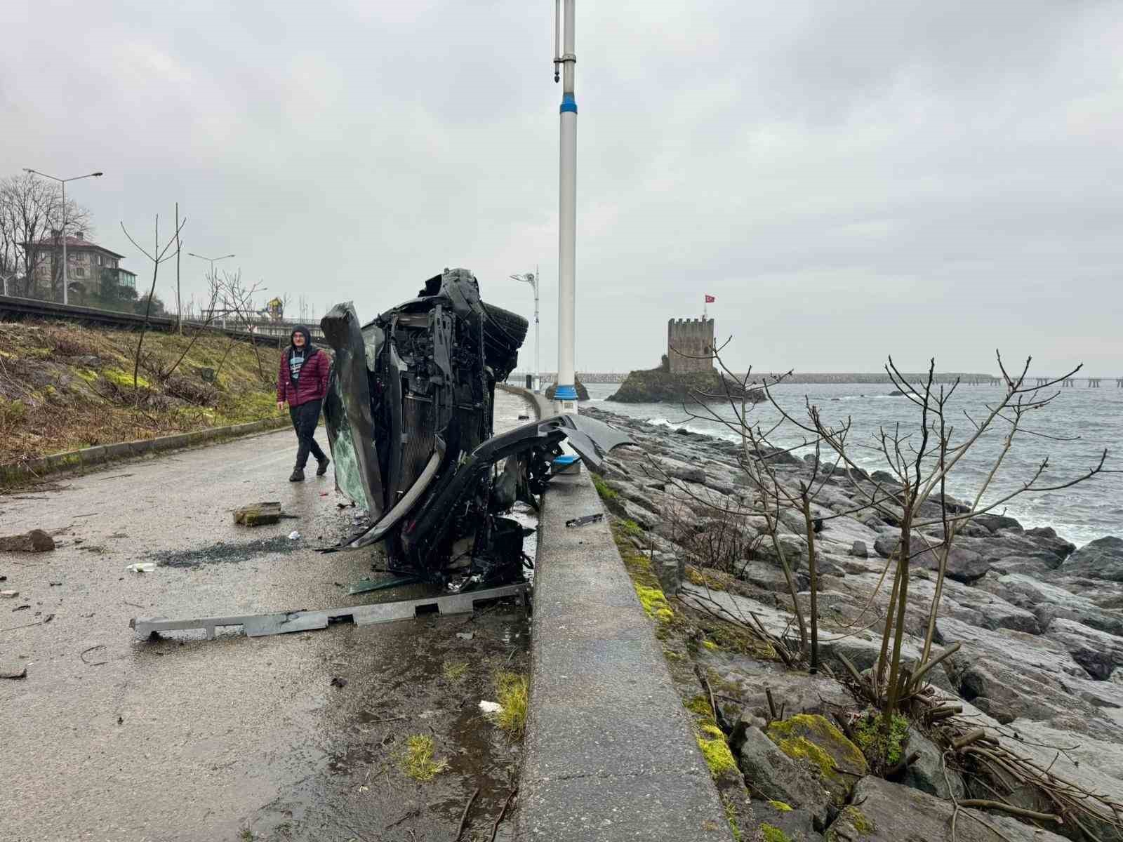 Rize’de takla atan otomobil beton bariyere çarparak denize uçmaktan kurtuldu