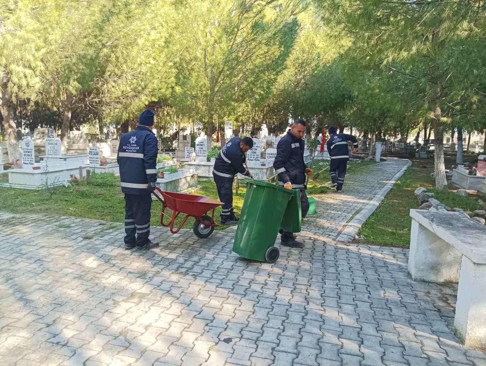 Aydın Büyükşehir’den mezarlıklarda Ramazan Bayramı öncesi temizlik çalışması