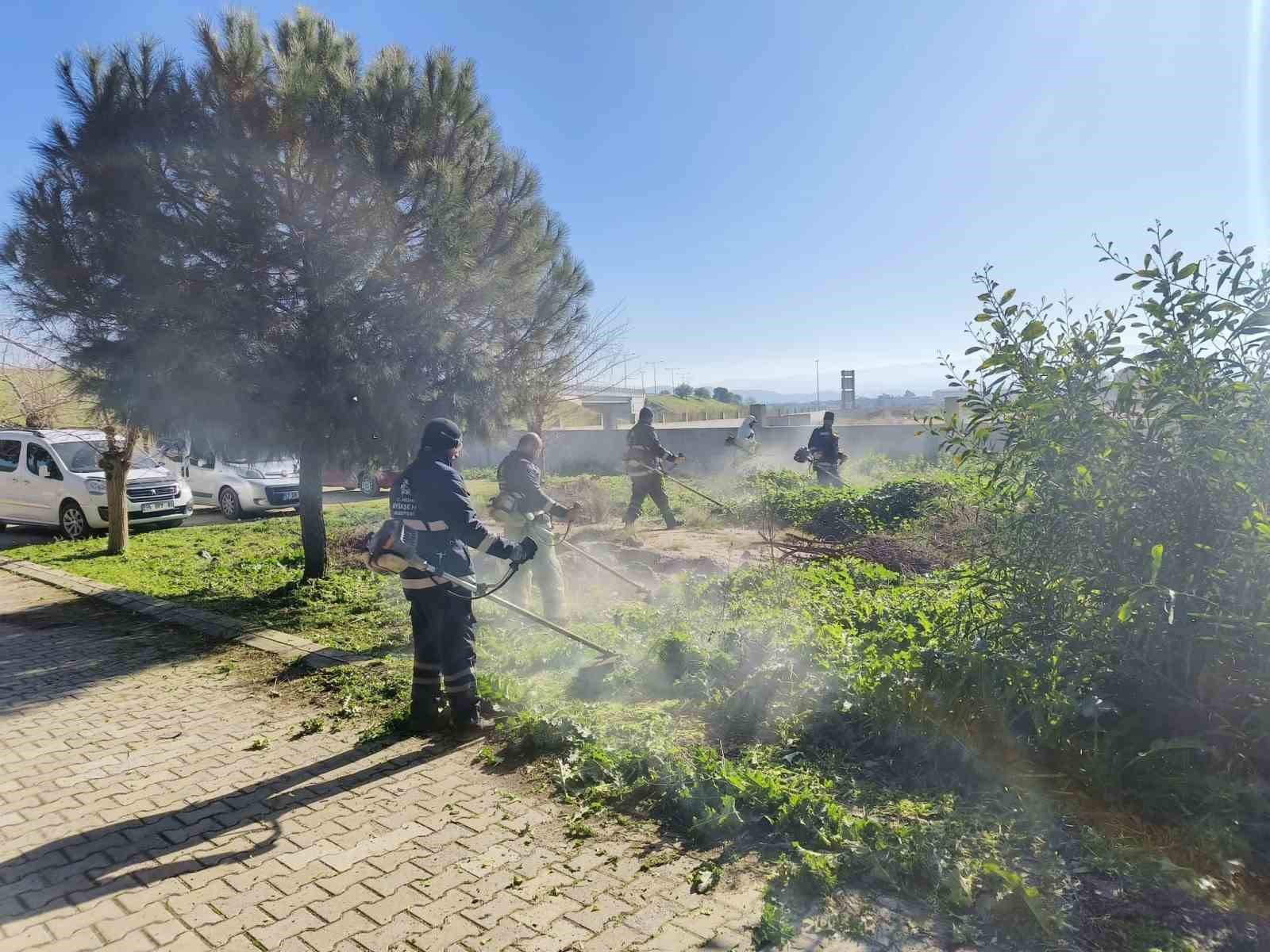 Aydın Büyükşehir’den mezarlıklarda Ramazan Bayramı öncesi temizlik çalışması