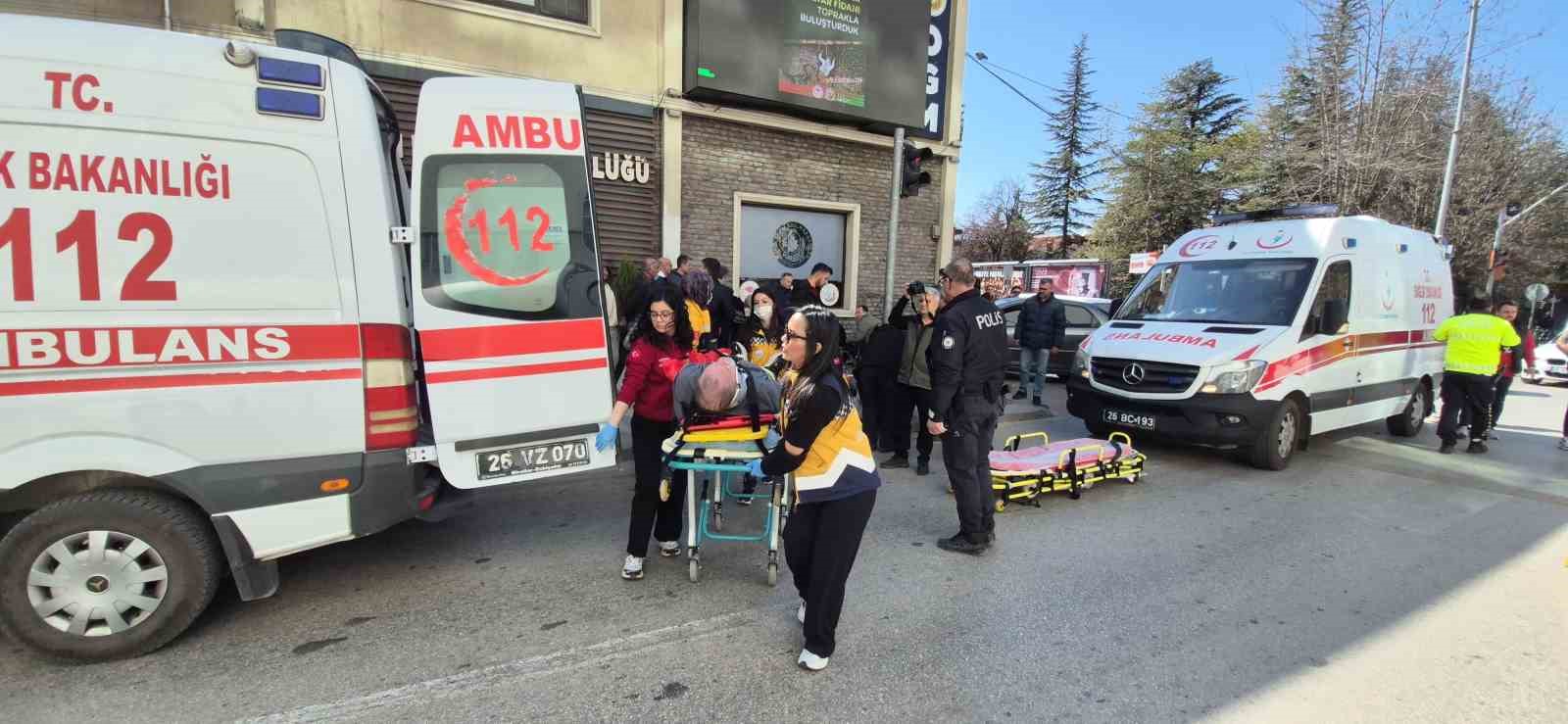 İki otomobil çarpıştı, savrulan araçlardan biri yayaların arasına daldı, 5 yaralı