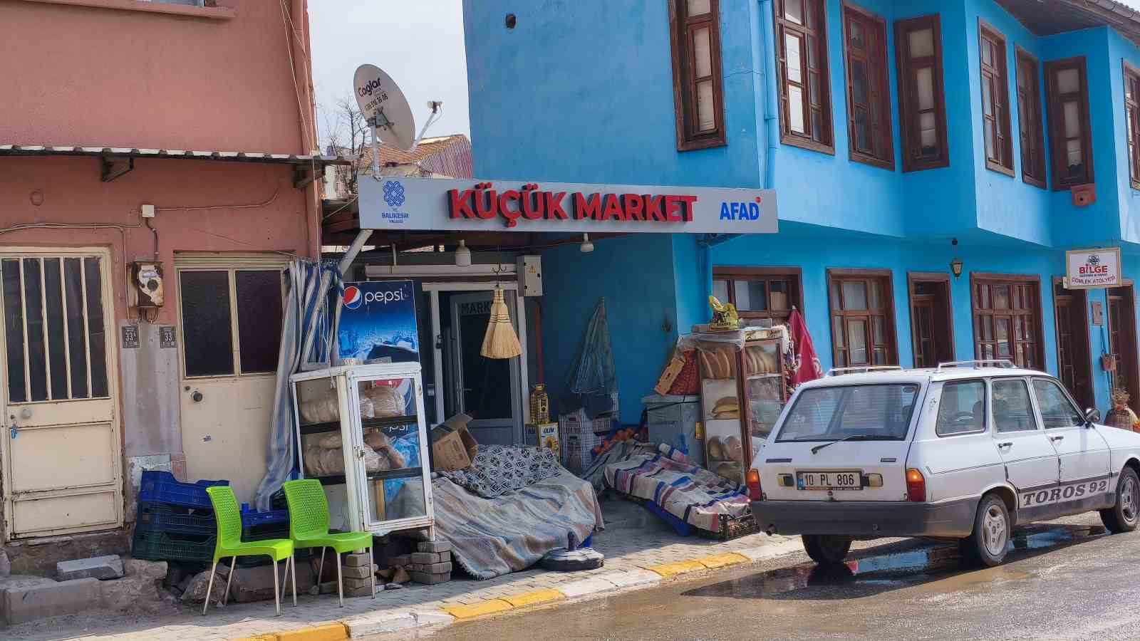 Sındırgı’da deprem yaraları "Bayram Çeki" ile sarılıyor