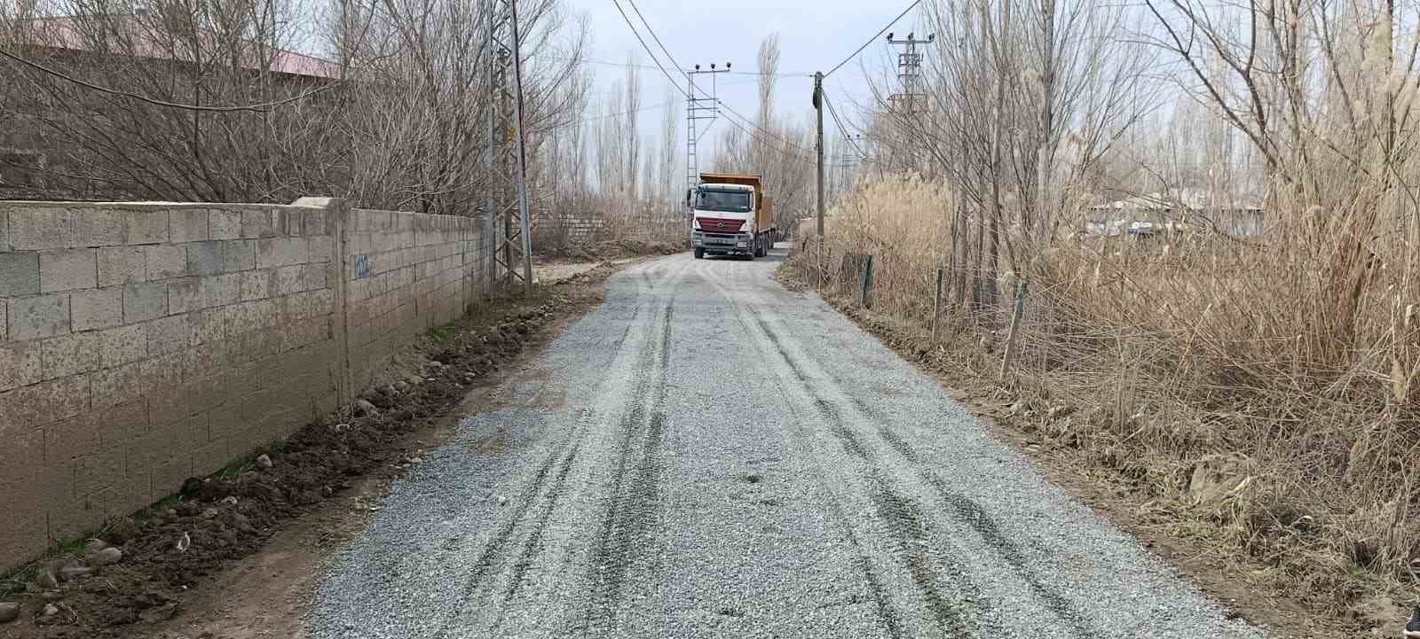 Iğdır’da köy yolunda onarım ve kumlama çalışması