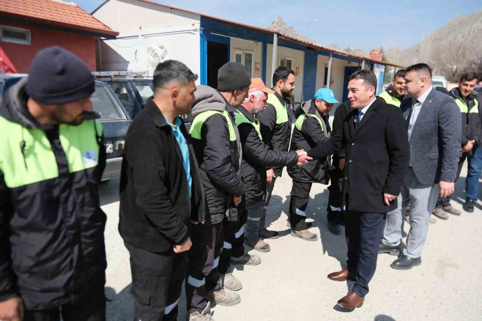 Başkan D&ouml;kmeci&rsquo;den y&uuml;zleri g&uuml;ld&uuml;ren bayram ikramiyesi
