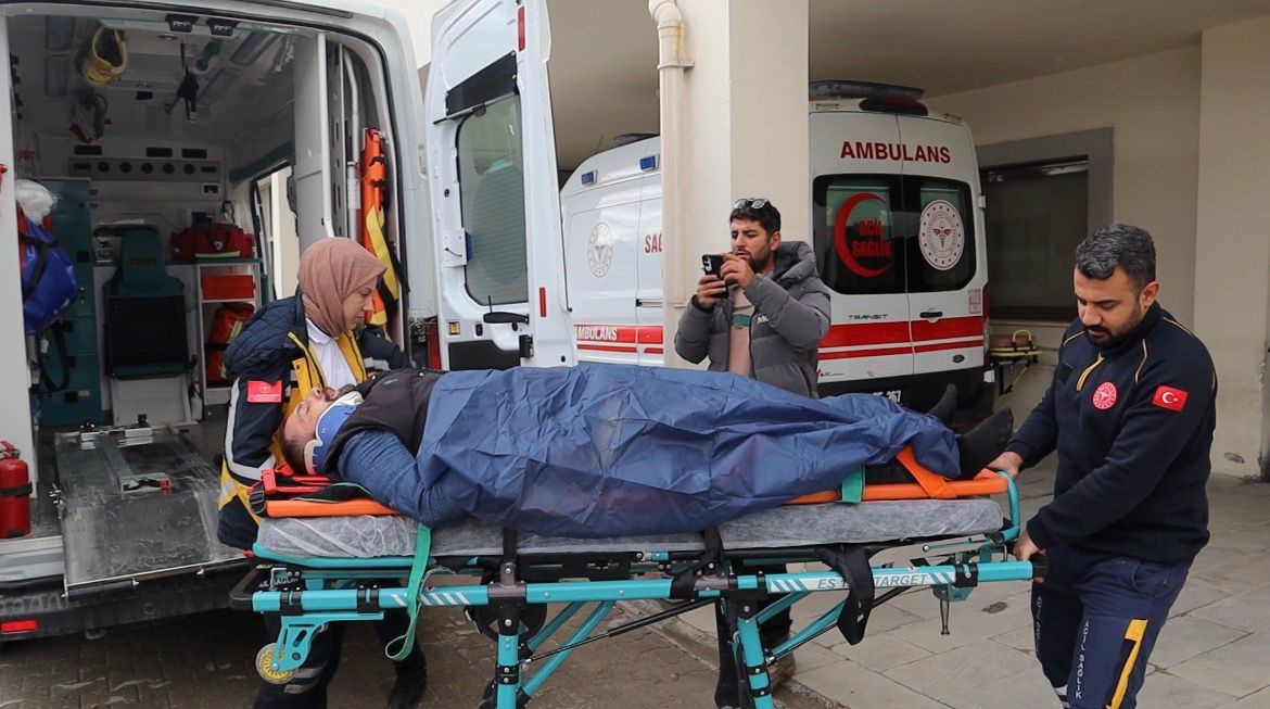 Şarampole yuvarlanan aracın s&uuml;r&uuml;c&uuml;s&uuml; yaralandı
