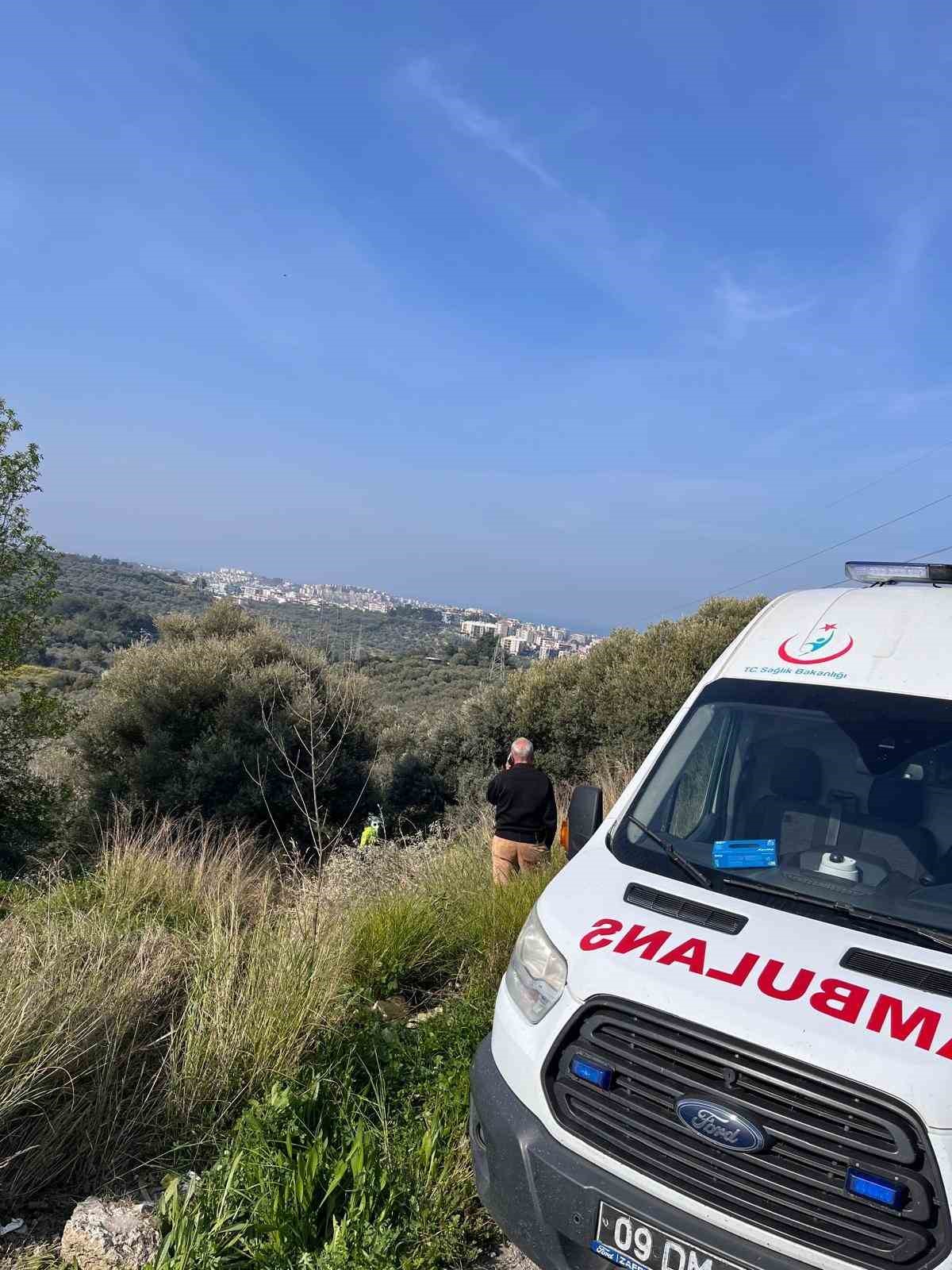 Kuşadası&rsquo;nda ara&ccedil; şarampole yuvarlandı: 1 yaralı
