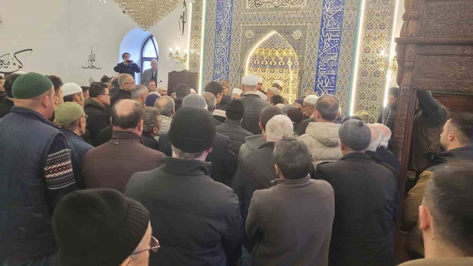 Ziyarete açılan Sakal-ı Şerif’i görmek isteyen vatandaşlar camiye akın etti