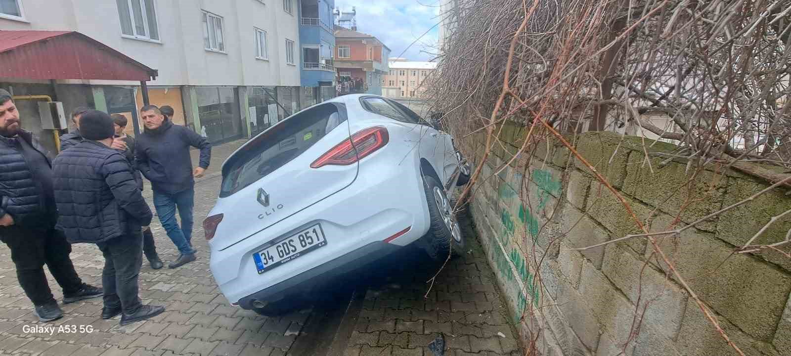 Otomobil duvara &ccedil;arptı: 2 yaralı
