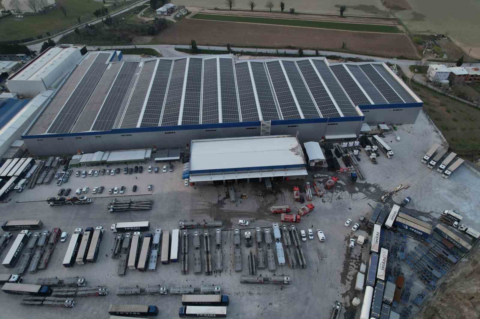 Lojistik firmasında yangın: 1 itfaiye eri yaralandı