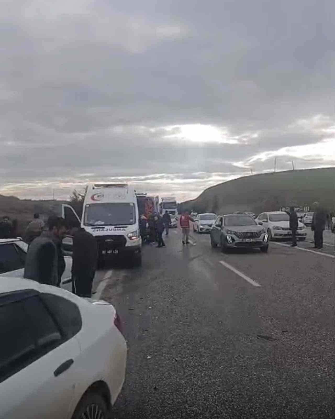 Adıyaman’da hafif ticari araç otomobille çarpıştı: 5 yaralı
