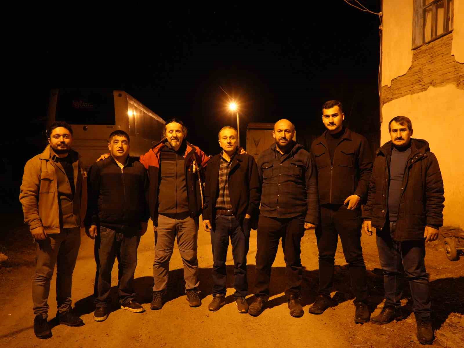 &Uuml;niversite &ouml;ğrencileri oru&ccedil;larını k&ouml;yde kurulan iftar sofrasında a&ccedil;tı
