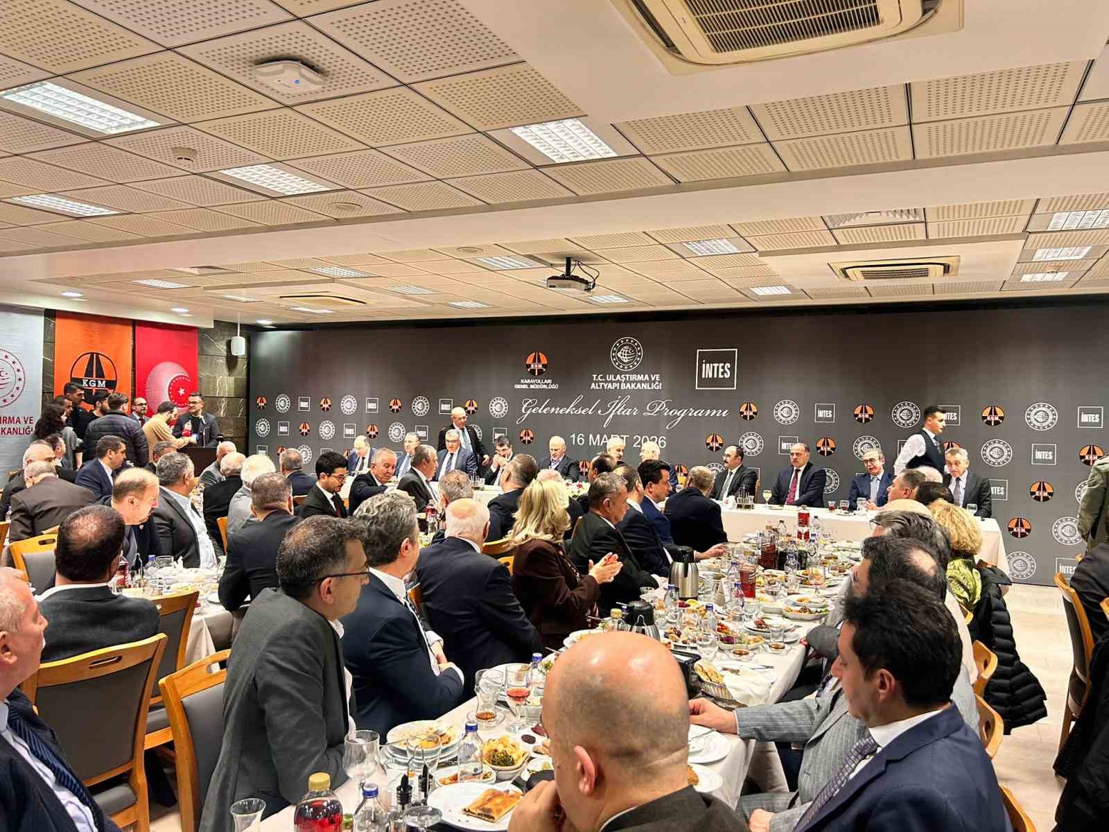 Bakan Uraloğlu: "Hedefimiz 14 bin kilometre olan demiryolu ağımızı 2028 yılında 17 bin 300 kilometrelere &ccedil;ıkarmak"
