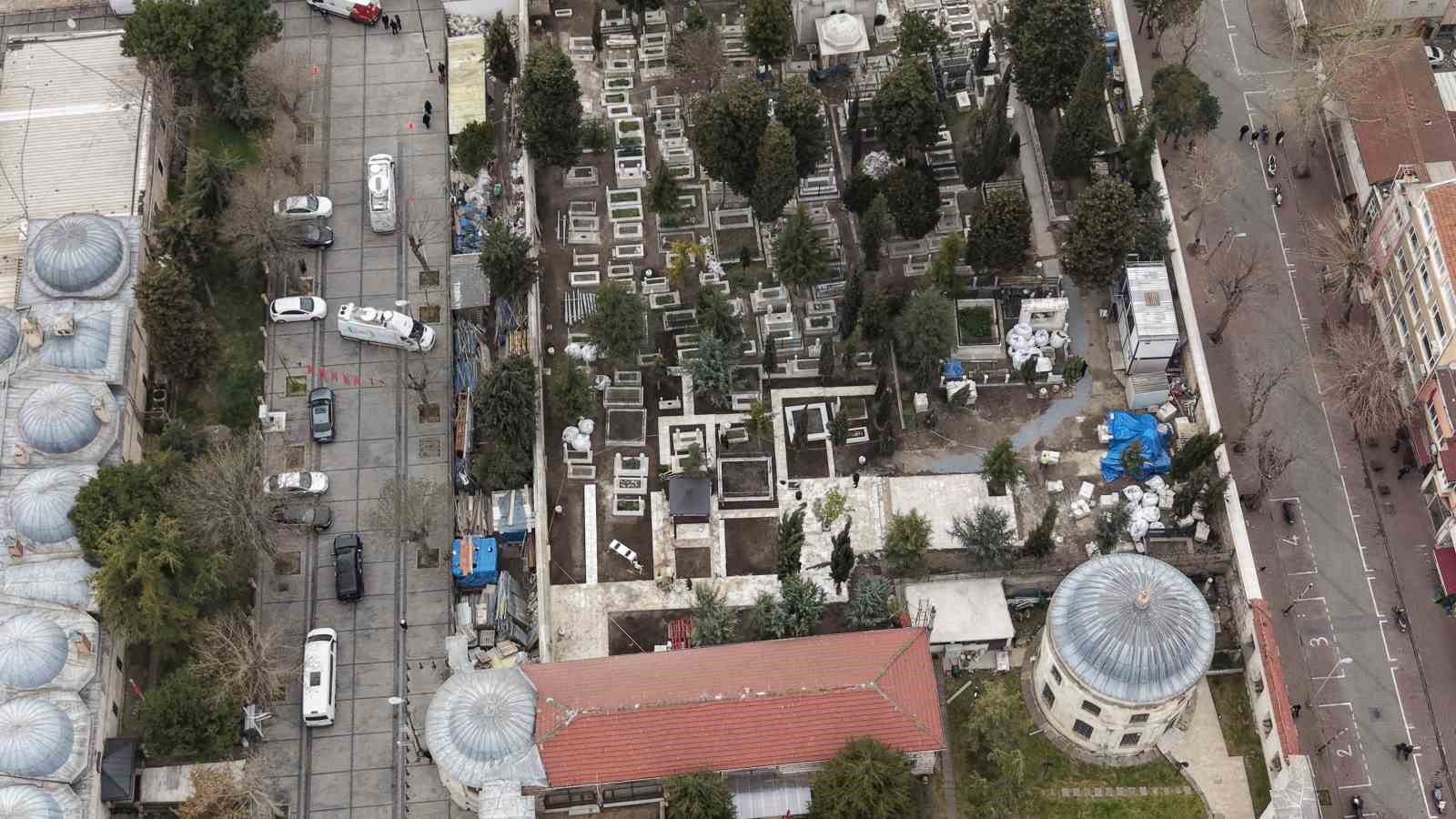 İlber Ortaylı&rsquo;nın defnedileceği Fatih Camii haziresi dronla g&ouml;r&uuml;nt&uuml;lendi
