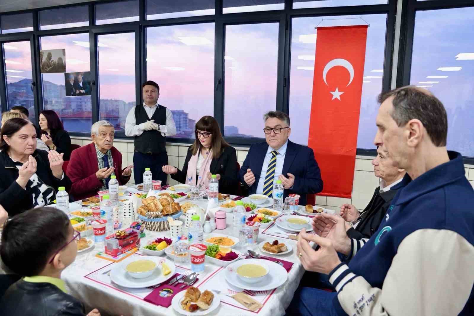 Rekt&ouml;r &Ouml;z&ouml;l&ccedil;er, koruyucu aile ve huzurevi sakinleriyle iftar sofrasında bir araya geldi
