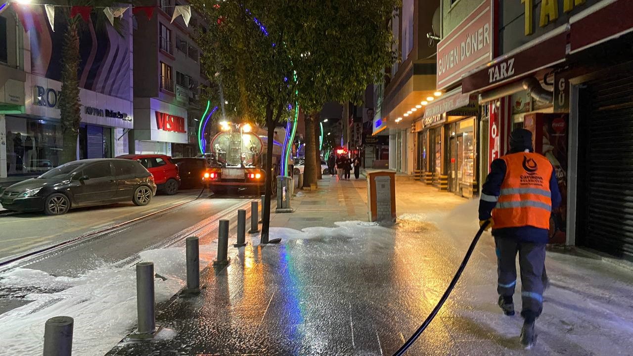 &Ccedil;ayırova&rsquo;da bayram &ouml;ncesi cadde ve sokaklar yıkanıyor
