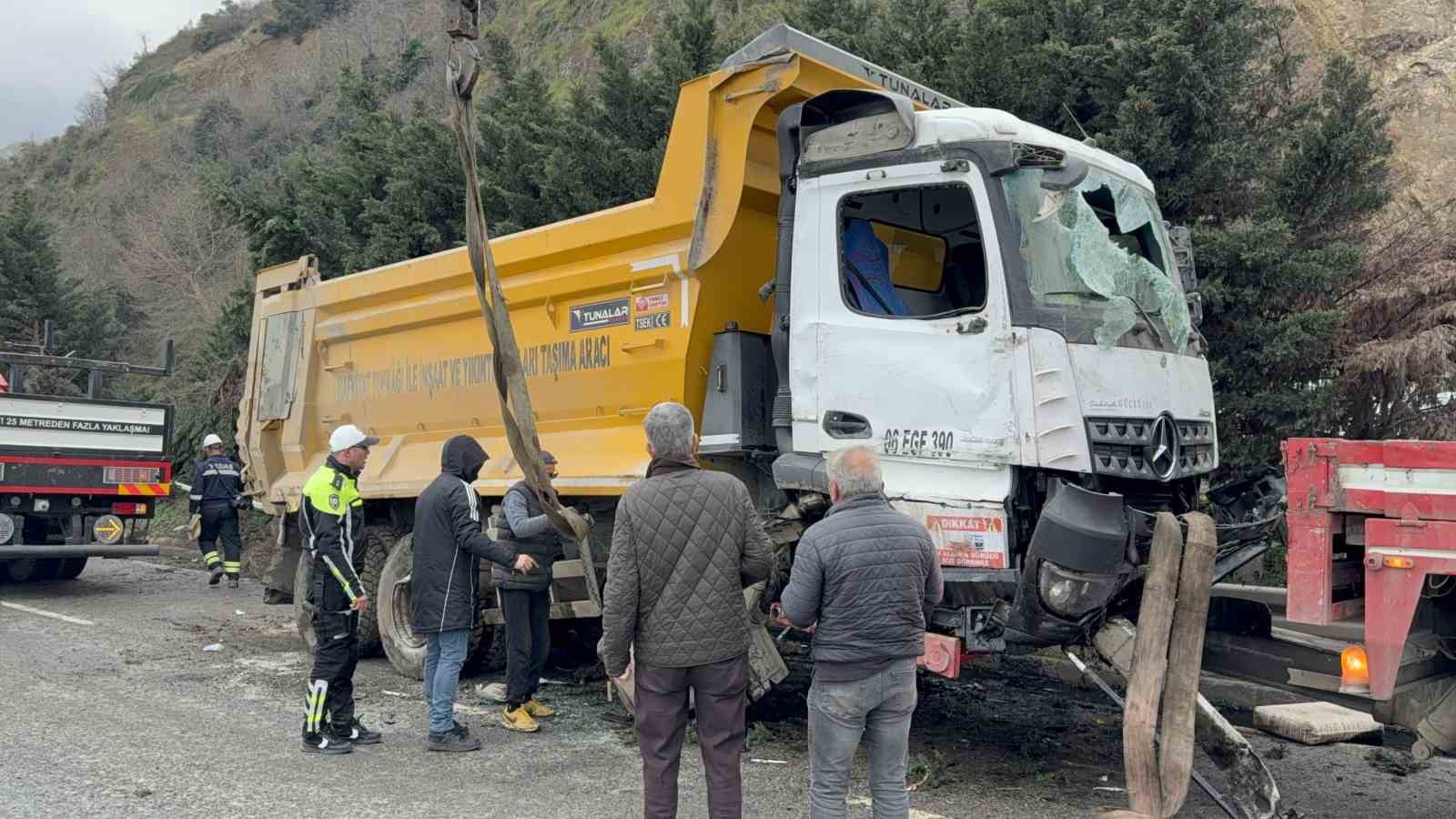 Hafriyat kamyonu refüje daldı, sürücü yaralandı