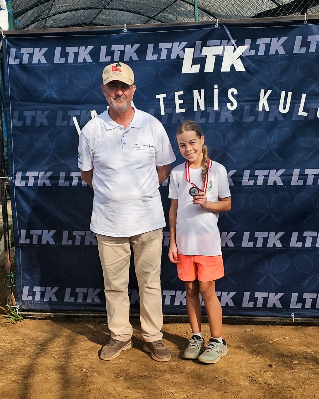 Manavgat Belediyesi Tenis Kul&uuml;b&uuml; sporcularından derece
