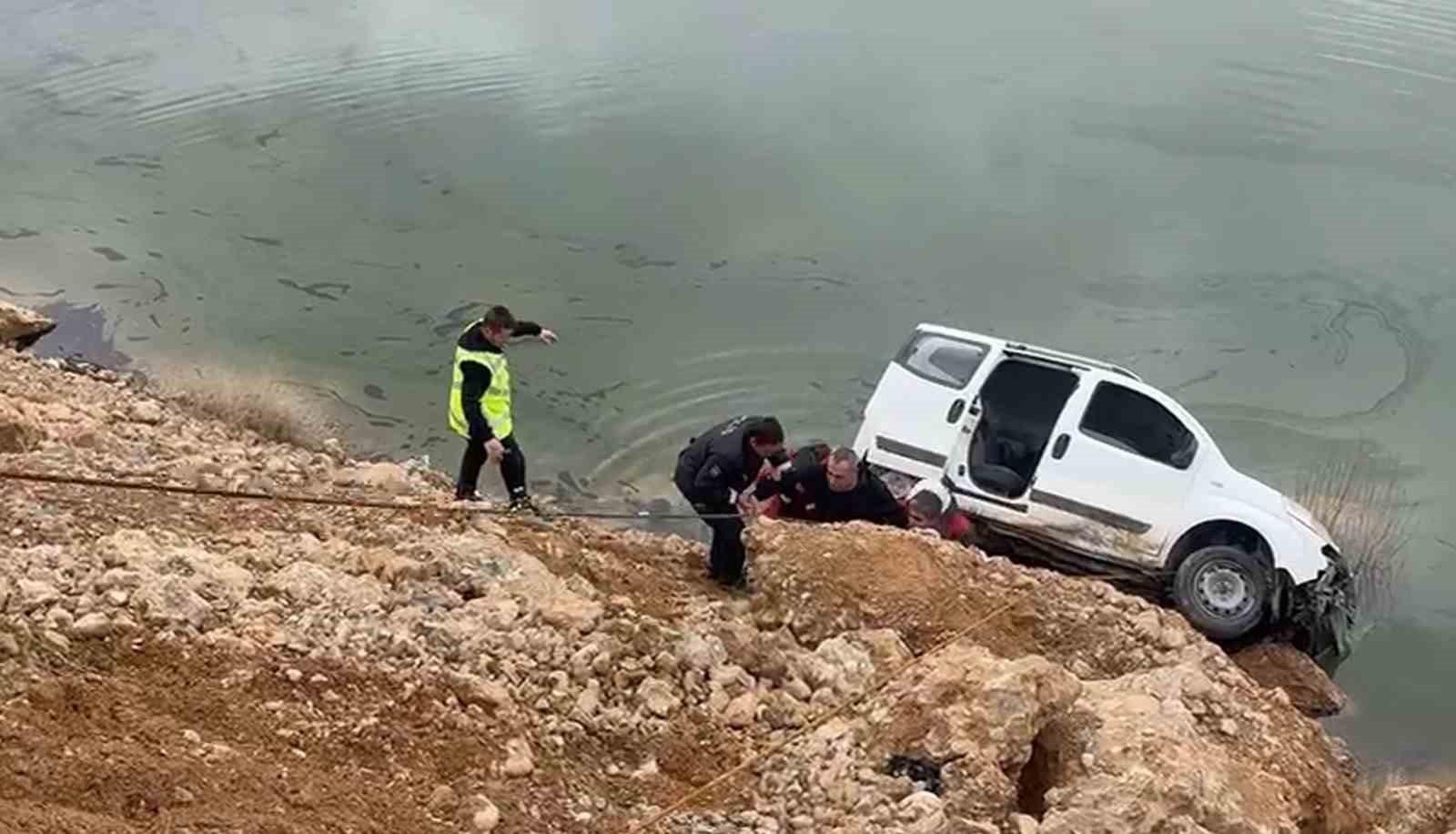 Malatya&rsquo;da kontrolden &ccedil;ıkan ara&ccedil; g&ouml;lete d&uuml;şt&uuml;
