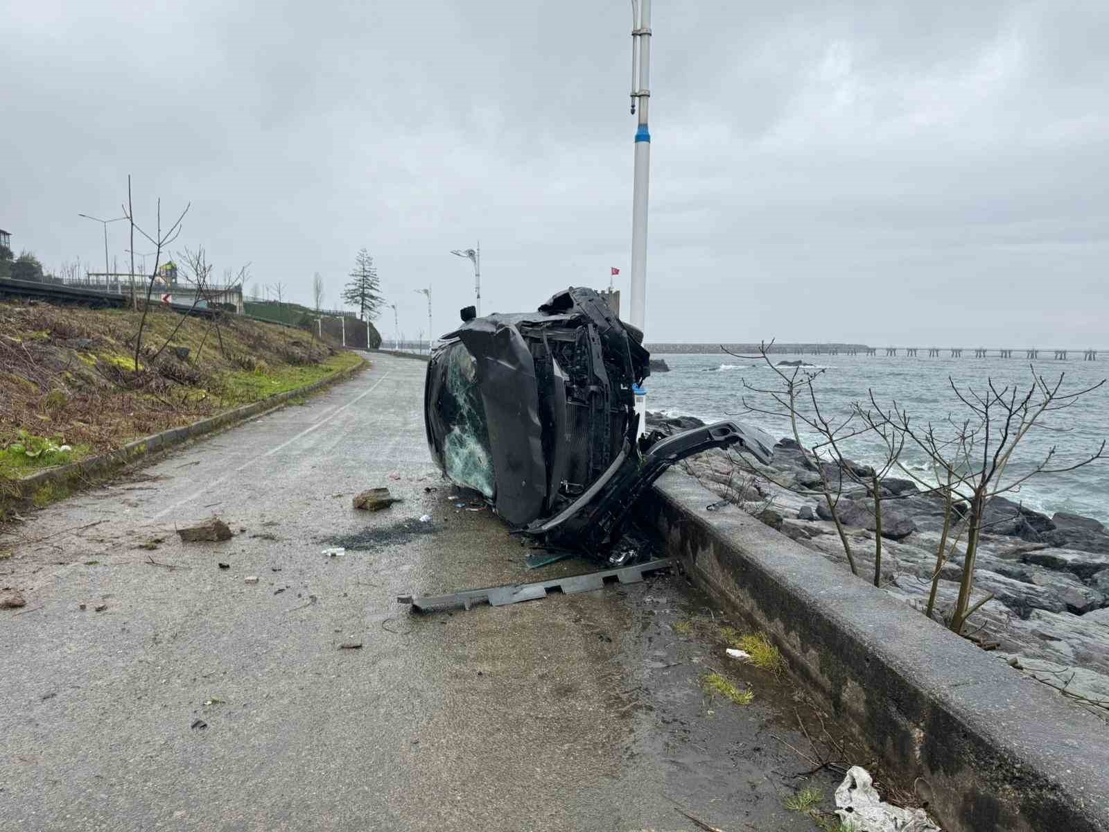 Rize’de takla atan otomobil beton bariyere çarparak denize uçmaktan kurtuldu