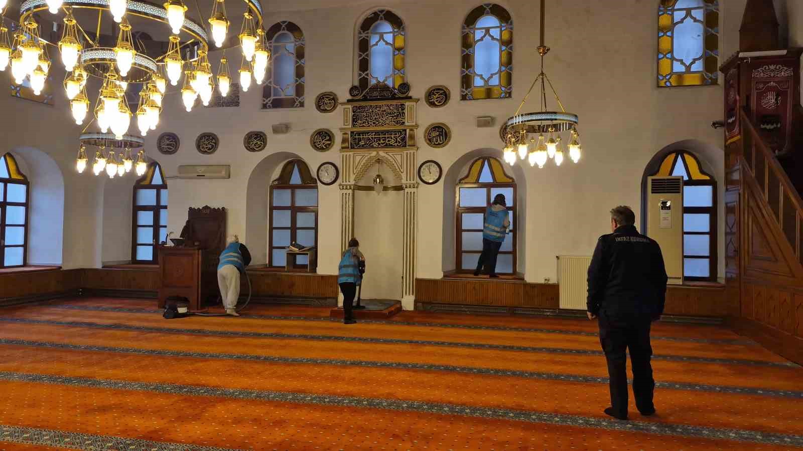 Bartın’da camiler kadın hükümlüler tarafından temizleniyor