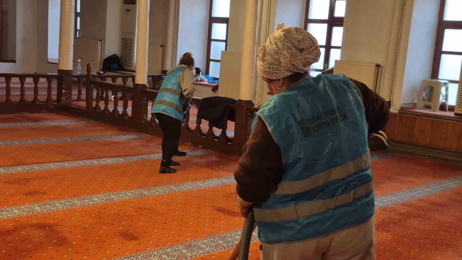 Bartın&rsquo;da camiler kadın h&uuml;k&uuml;ml&uuml;ler tarafından temizleniyor
