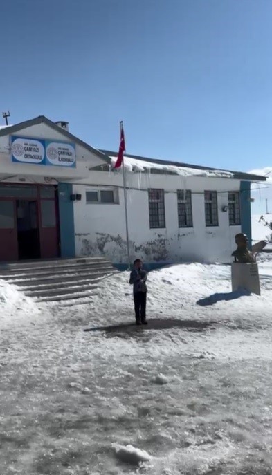 Kars’ta küçük yürekten büyük gurur: 2. sınıf öğrencisi İstiklal Marşı’nın 10 kıtasını ezbere okudu, video viral oldu