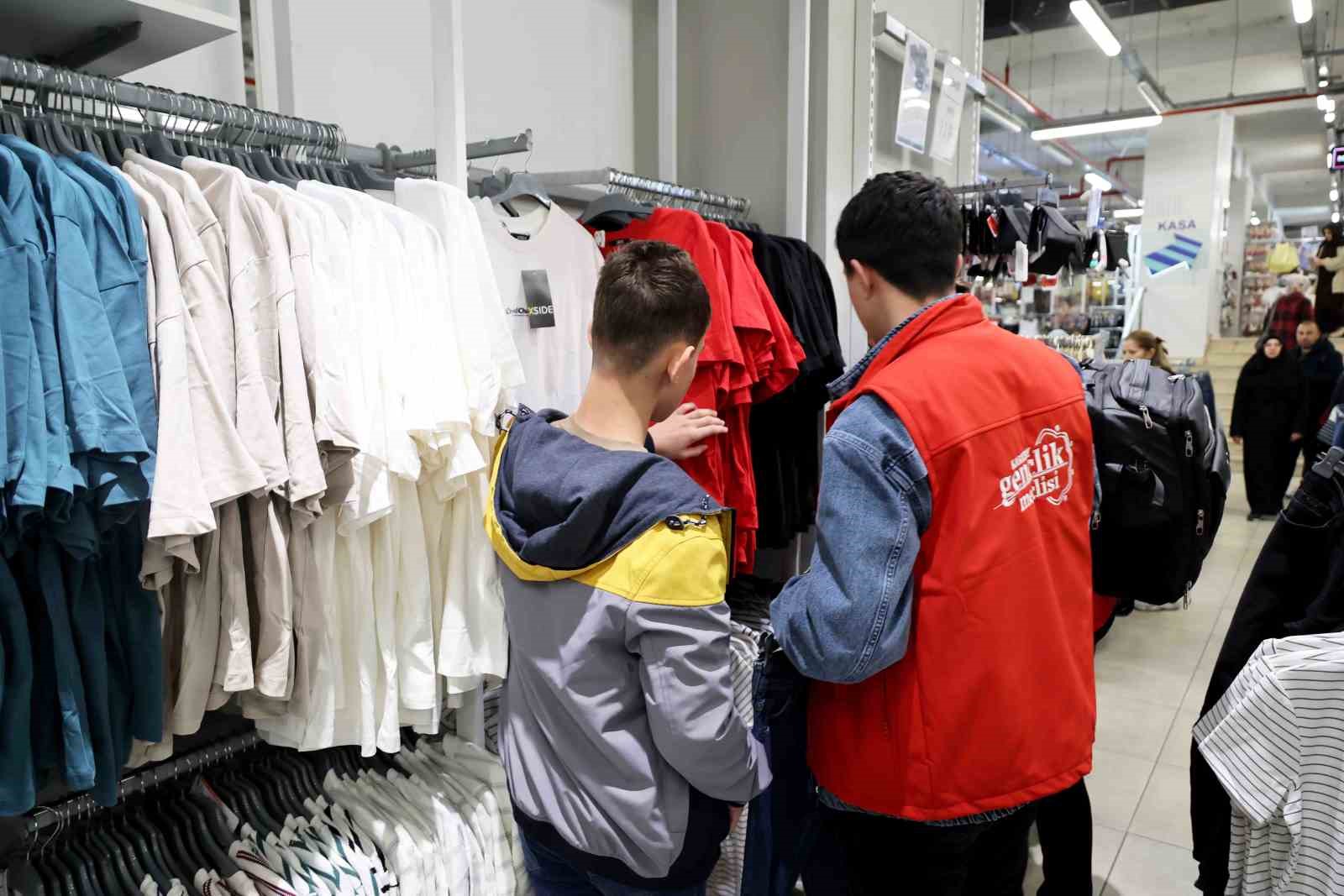 Karatay Gen&ccedil;lik Meclisi g&ouml;n&uuml;ll&uuml;lerinden &ccedil;ocuklara bayram s&uuml;rprizi
