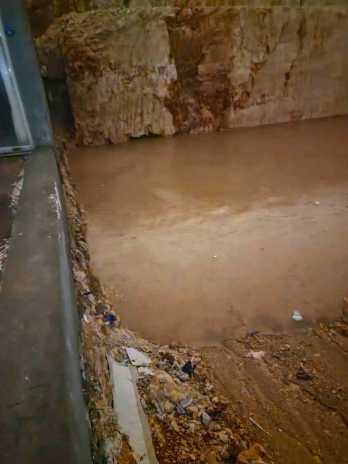 Gaziantep’te yağmur duvarı yıktı
