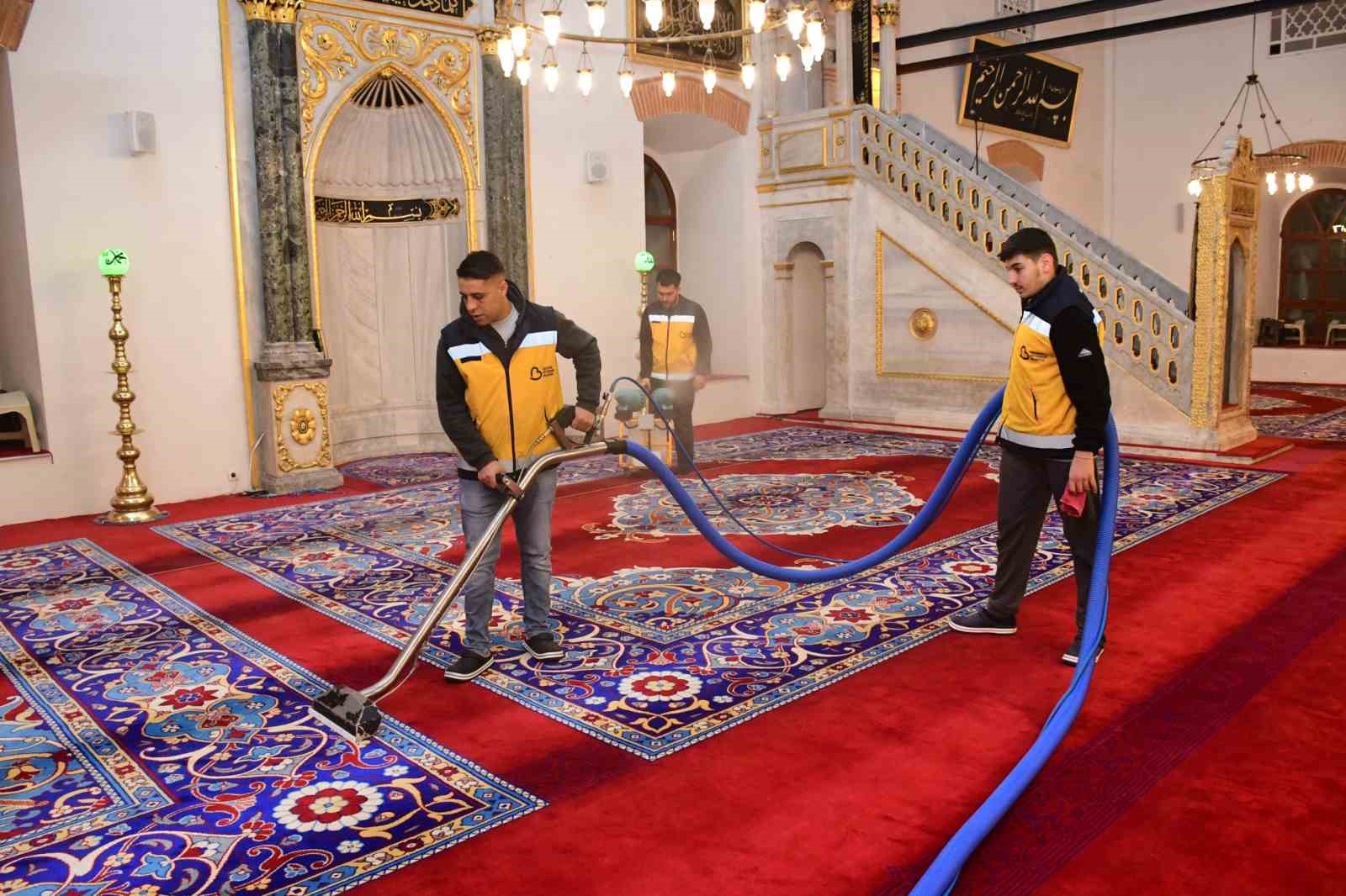 Balıkesir&rsquo;de cami ve mezarlıklar bayram &ouml;ncesi temizlendi
